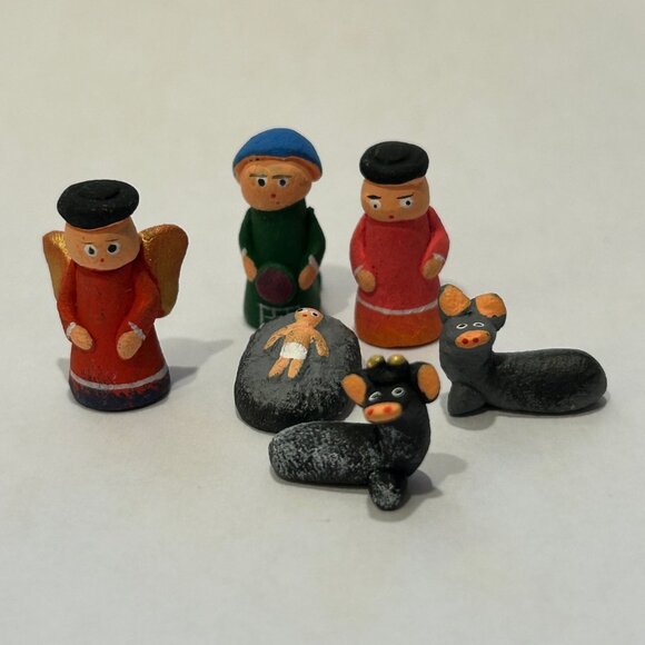 Very Tiny Clay Nativity Set in Small Lidded Box - Picture 1 of 13